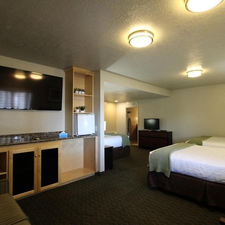 Dinosaur Inn & Suites Вернал Екстер'єр фото