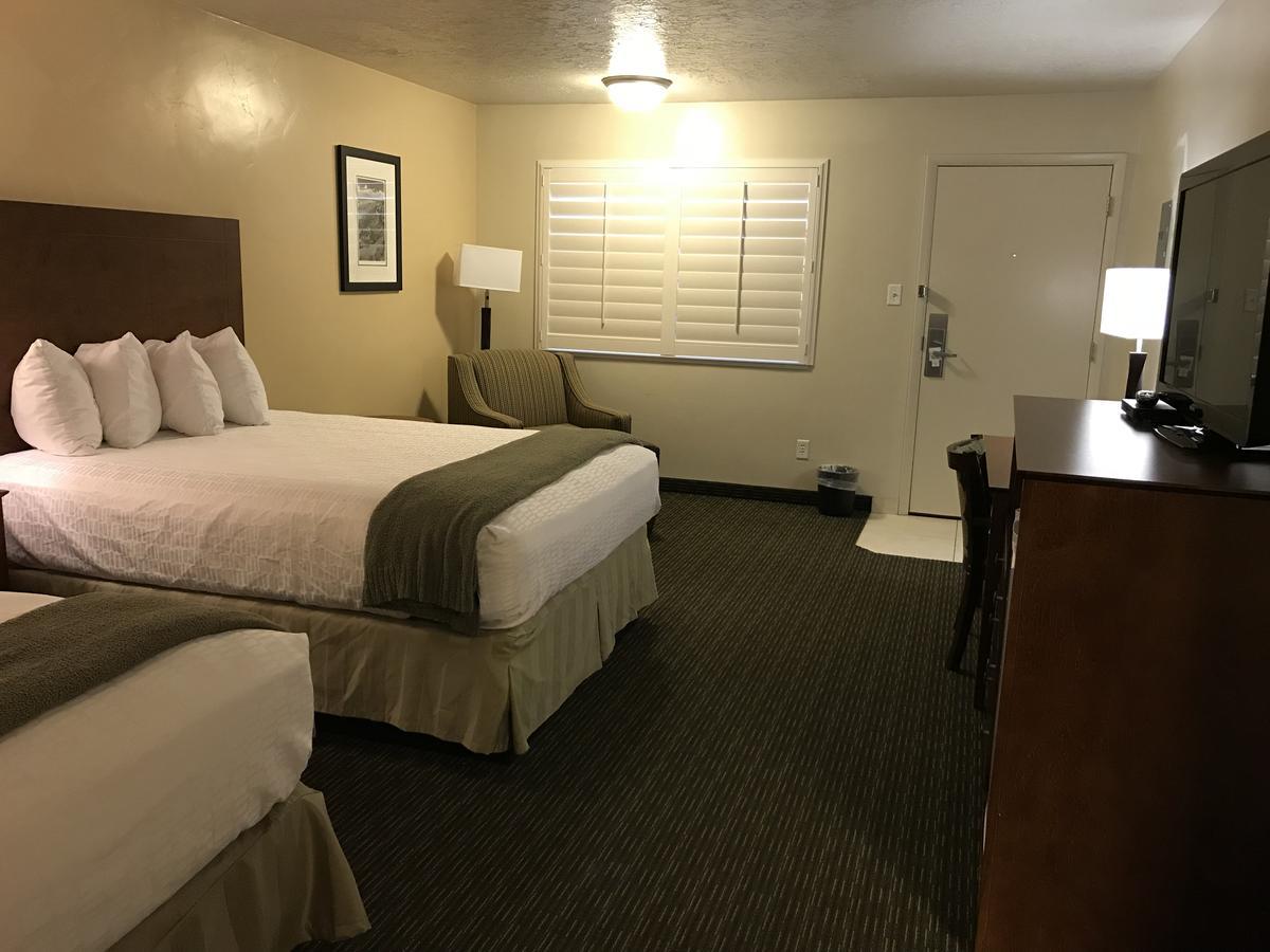 Dinosaur Inn & Suites Вернал Екстер'єр фото
